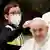 BdTD Vatikan Papst  | Junge interessiert sich für Kappe 