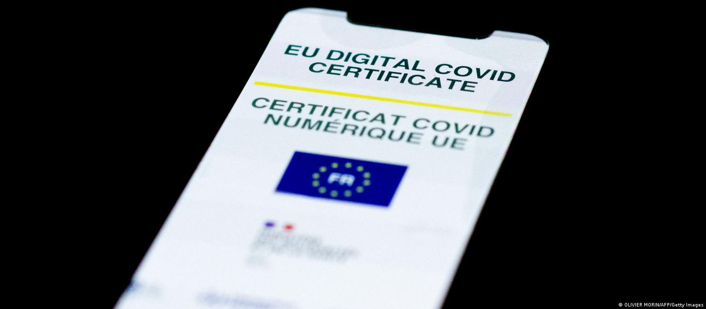 Tela de celular com o certificado digital da UE. 