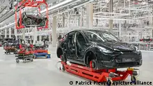 Ein Tesla Model Y ist zum Tag der offenen Tür in einer Produktionshalle der Tesla Gigafactory zu sehen. In Grünheide, östlich von Berlin, sollen ab Ende 2021 die ersten Fahrzeuge vom Band rollen. Das US-Unternehmen will hier jährlich rund 500.000 Exemplare vom Model Y bauen.