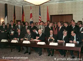 莫斯科“10月”饭店。4个二战战胜国外长以及前民德部长会议主席和联邦德国外长签署“2加4条约”（1990.9.12）