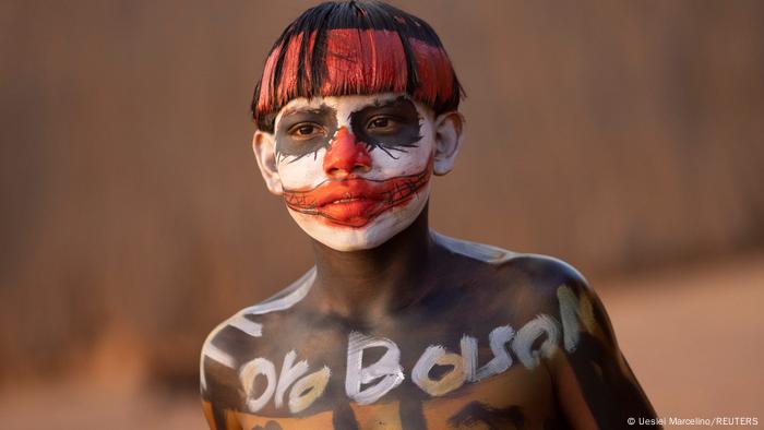 Jovem indígena com a pixação no peito Fora Bolsonaro