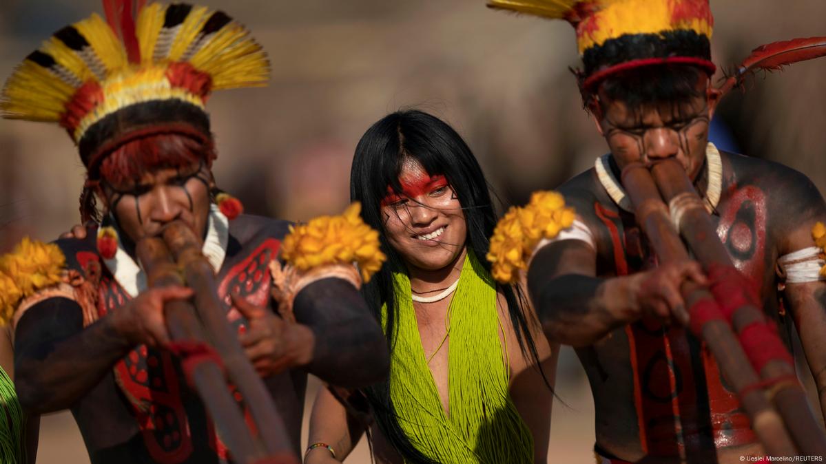 In pictures: A rare look into Amazon tribe's funeral rites – DW – 10/26 ...