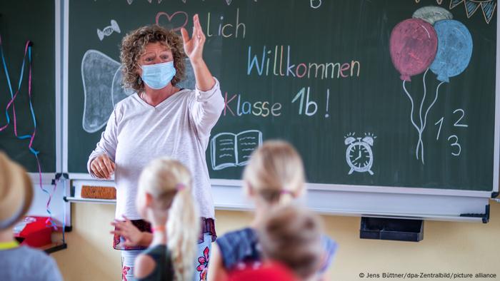 Maskenpflicht in Deutschland | Schulklasse in Rostock