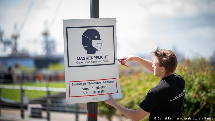 Maskenpflicht in Deutschland | Abhängung eines Hinweisschildes in Hamburg