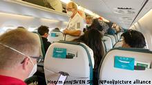 17.06.2021 Fliegen in Zeiten der Coronavirus Pandemie, Boarding,Passagiere beim Einsteigen in eine Lufthansa Maschine-alle tragen Mundschutz,Maske,Maskenpflicht.
