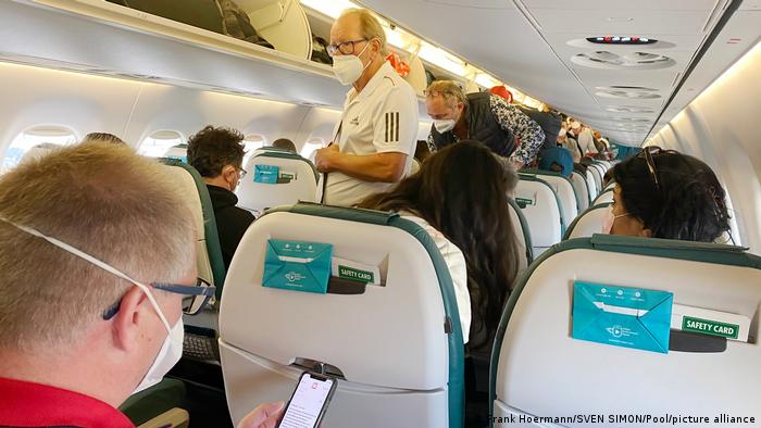 Maskenpflicht in Deutschland | An Bord einer Lufthansamaschiene