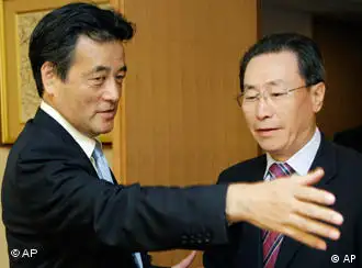 日本外长冈田克也（左）与中国副外长武大伟今年8月31日在东京会晤