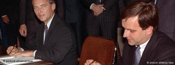 Wolfgang Schäuble y Günter Krause durante la firma del Tratado de Reunificación en 1990.