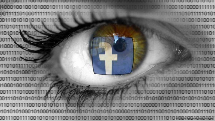 Facebook Schriftzug im Auge