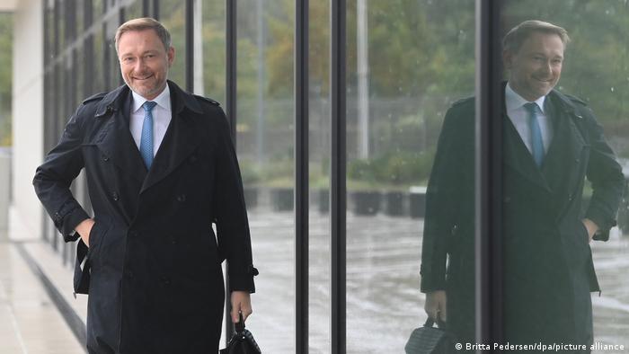 A smiling Christian Lindner arriving for coalition talks