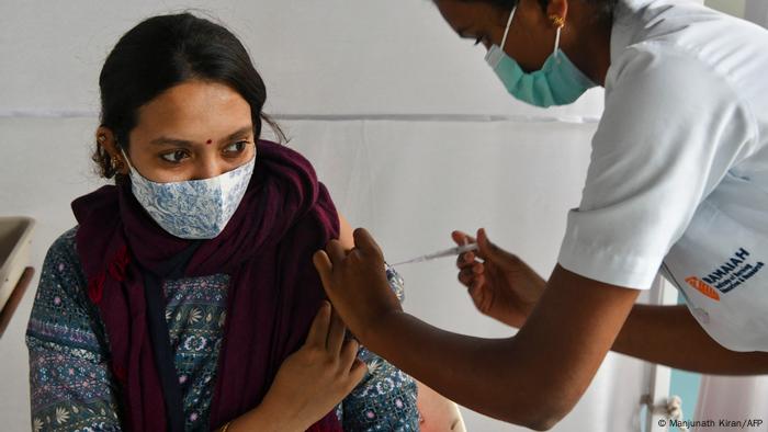Una mujer recibe una vacuna en la India.