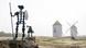 Estatuas de Don Quijote y Sancho Panza, ante molinos de viento, en Mota del Cuervo, La Mancha. Estatuas de Don Quijote y Sancho Panza, ante molinos de viento, en Mota del Cuervo, La Mancha.