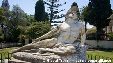 Griechenland Korfu Achillion Museum Schlosspark . Skulptur des verwundeten Achilles mit Pfeil in der Ferse