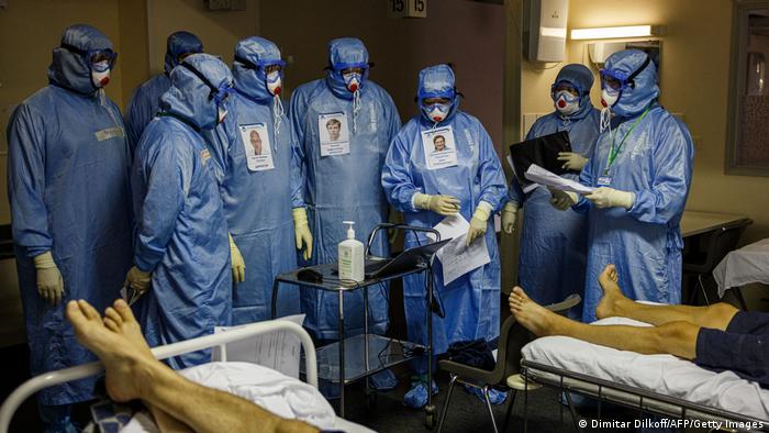 Enfermos de COVID-19 y personal médico en una unidad de terapia intensiva en Moscú.