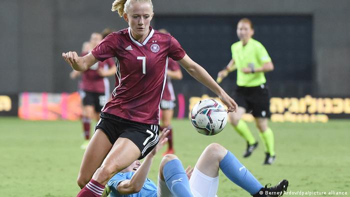 Germany striker Lea Schüller in action