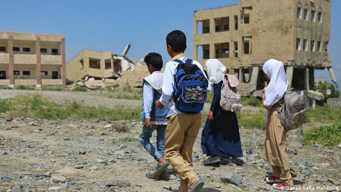 تحقيق - التعليم في اليمن: فاتورة الحرب والرسوم ضحاياها أطفال المدارس |  سياسة واقتصاد | تحليلات معمقة بمنظور أوسع من DW | DW | 22.10.2021