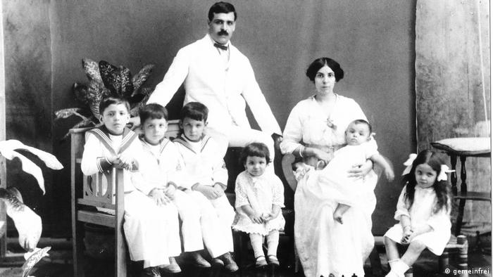 Aristides y Angelina de Sousa Mendes con sus primeros 6 hijos.