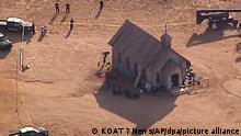 Dieses Luftbild, das von KOAT 7 News zur Verfügung gestellt wurde, zeigt Beamte des Sheriffs von Santa Fe County, die zum Schauplatz einer tödlichen Schießerei auf einer Filmkulisse der Bonanza Creek Ranch in der Nähe von Santa Fe kommen. US-Schauspieler Alec Baldwin hat nach Angaben der Polizei bei einem Filmdreh mit einer Requisitenwaffe geschossen und dabei zwei Menschen getroffen. Die Kamerafrau sei tödlich verletzt worden, hieß es am Donnerstagabend (Ortszeit) in einer Mitteilung der Polizei von Santa Fe (New Mexico). Der Regisseur sei verletzt worden und werde in einem Krankenhaus behandelt. +++ dpa-Bildfunk +++