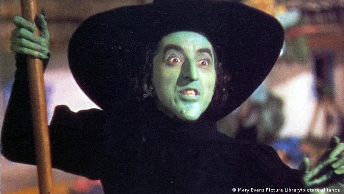Margaret Hamilton kostümiert als böse Hexe des Westens,