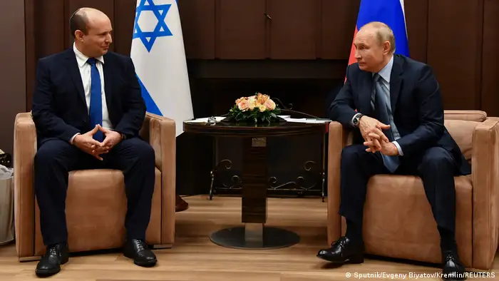 时任以色列总理的贝内特（左）是俄乌战争开始后第一个前往莫斯科访问普京的西方领导人。上图是贝内特2021年10月22日与普京会面的资料图片