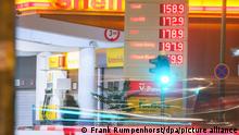 18/10/2021 00:00:00
Ein Mann wartet am frühen Morgen an der Straße vor einer Tankstelle. Die Kraftstoffpreise liegen derzeit fast so hoch wie im Rekordjahr 2012.