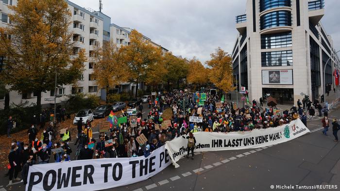 Demonstranti pokreta „Fridays for Future“ ispred sedišta SPD u Berlinu 22.10.2021.
