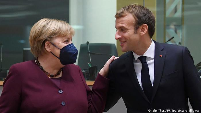 Той е най-близкият партньор и съюзник на Ангела Меркел. Като никой друг в Европа френският президент Еманюел Макрон се застъпва за засилването и укрепването на връзките в ЕС - много често на страната на една по-скоро колеблива и скептична по този въпрос германска канцлерка. Въпреки това Макрон написа в Туитър: Благодаря, скъпа Ангела, за водените в името на нашата Европа битки.