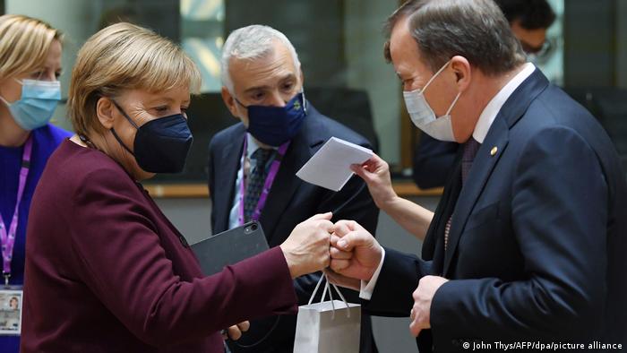 Belgien | EU Gipfeltreffen in Brüssel - Angela Merkel begrüßt Stefan Lofve