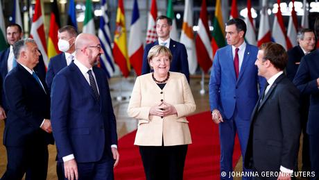 Германската канцеларка Ангела Меркел беше испратена со стоечки аплаузи од нејзиниот најверојатно последен ЕУ-самит. Во 16-те години канцеларување таа учествуваше на повеќе од сто самити. Типично за неа, збогувањето во петокот (22.10.2021) во Брисел беше повеќе од едноставно.