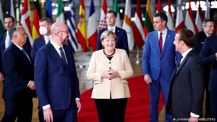 Германската канцеларка Ангела Меркел беше испратена со стоечки аплаузи од нејзиниот најверојатно последен ЕУ-самит. Во 16-те години канцеларување таа учествуваше на повеќе од сто самити. Типично за неа, збогувањето во петокот (22.10.2021) во Брисел беше повеќе од едноставно.