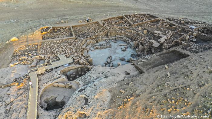 Una foto de un dron muestra los artefactos desenterrados en Karahantepe.
