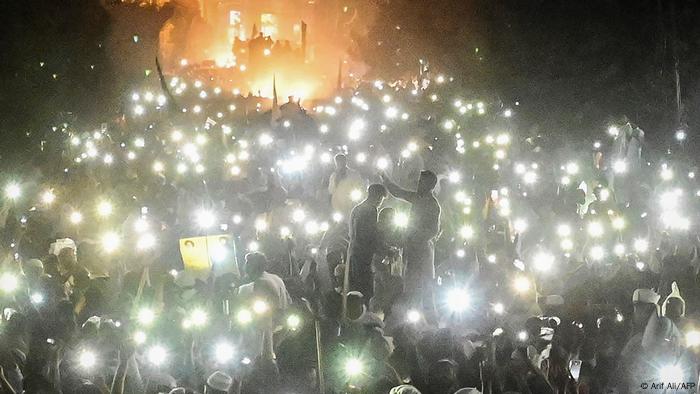 BDTD Pakistan Protest TLP Anhänger Handylicht BDTD Pakistan Protest TLP Anhänger Handylicht