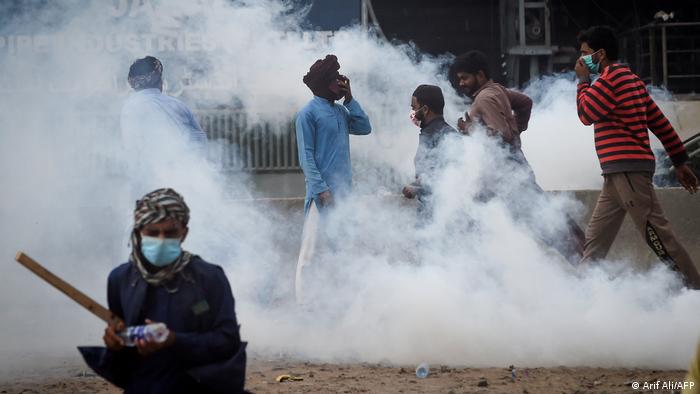 تظاهرکنندگان به سوی پولیس پاکستان سنگ و چوب پرتاب کردند