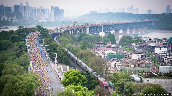 China Wuhan Jangtse River Brücken Marathon 2019
