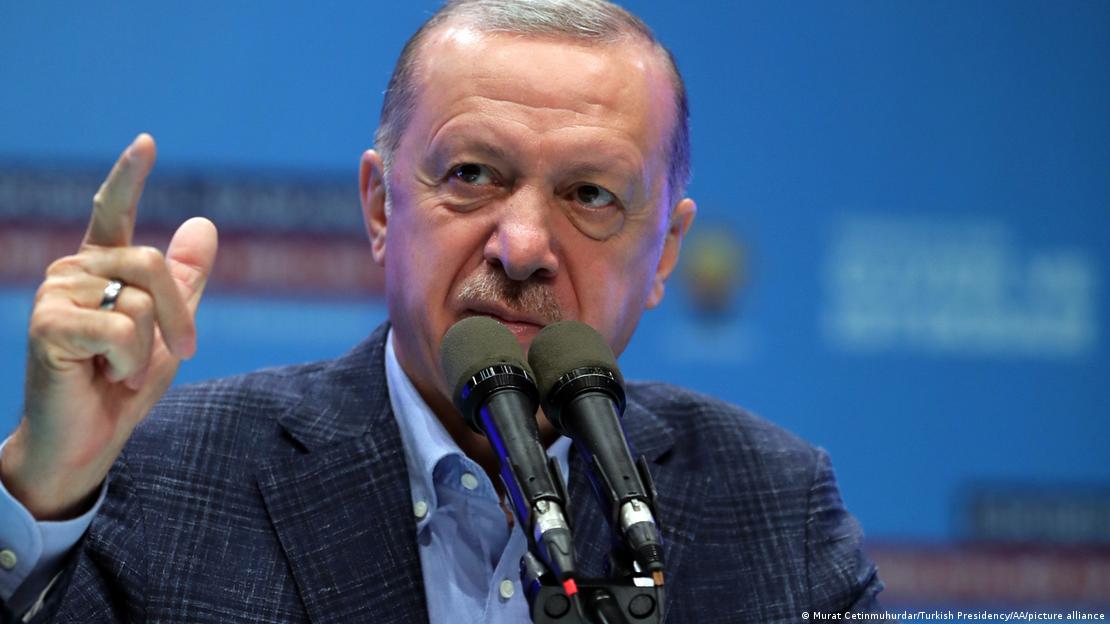 Recep Tayyip Erdogan duk ngritur gishtin