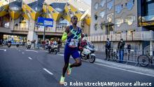El belga Bashir Abdi, récord de Europa de maratón en Rotterdam