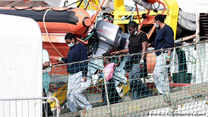 Migranti napuštaju brod Sea Watch 3 u Pozzallu