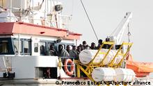 Guardia costera italiana rescata a 573 migrantes frente a Cerdeña