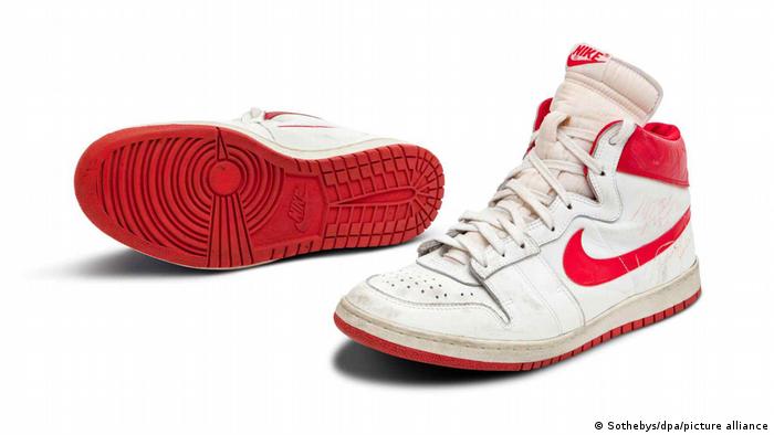 Des chaussures de Michael Jordan vendues pour un montant record | DW Sport  | DW | 29.10.2021