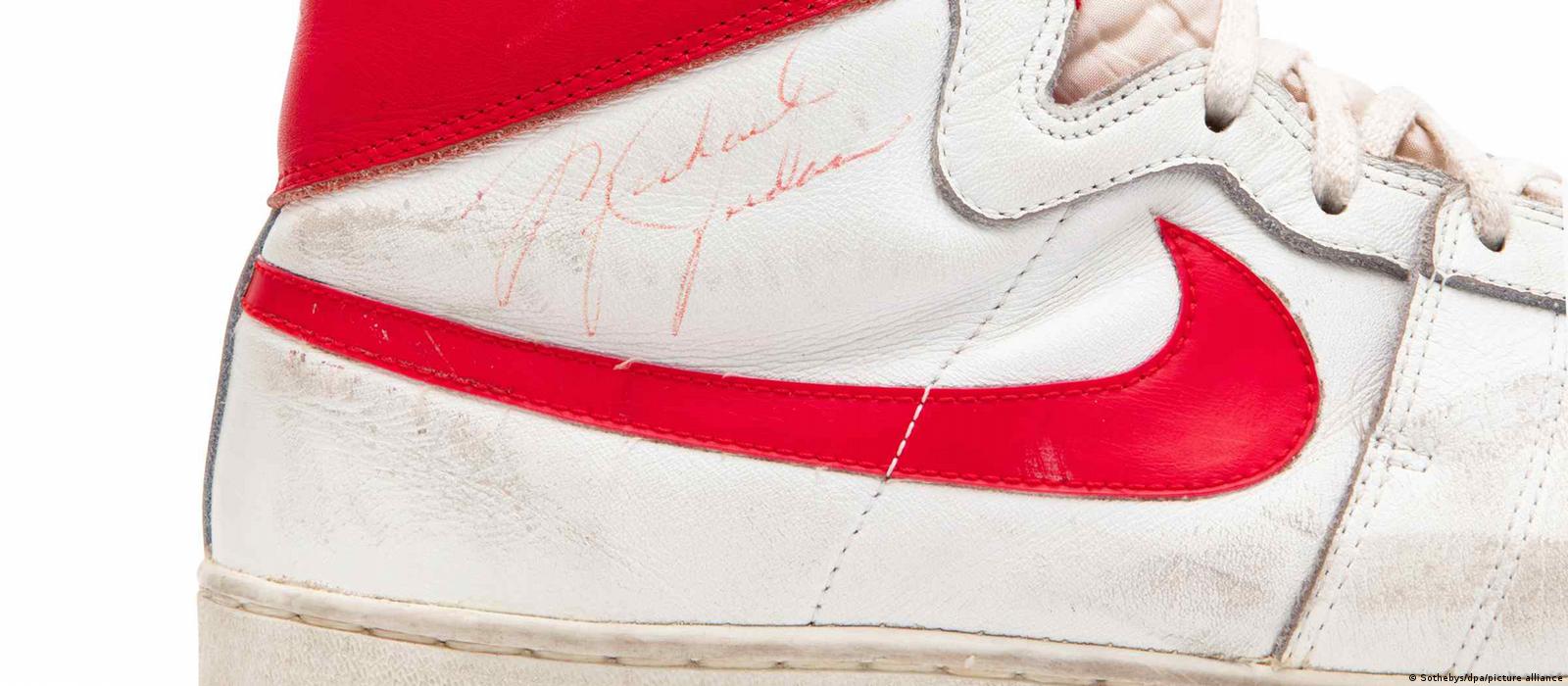 Subastan zapatillas de Michael Jordan USD 1,4 millones – DW – 25/10/2021