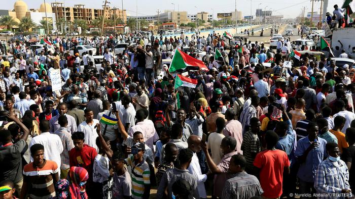 Manifestantes protestam nas ruas de Cartum contra golpe militar