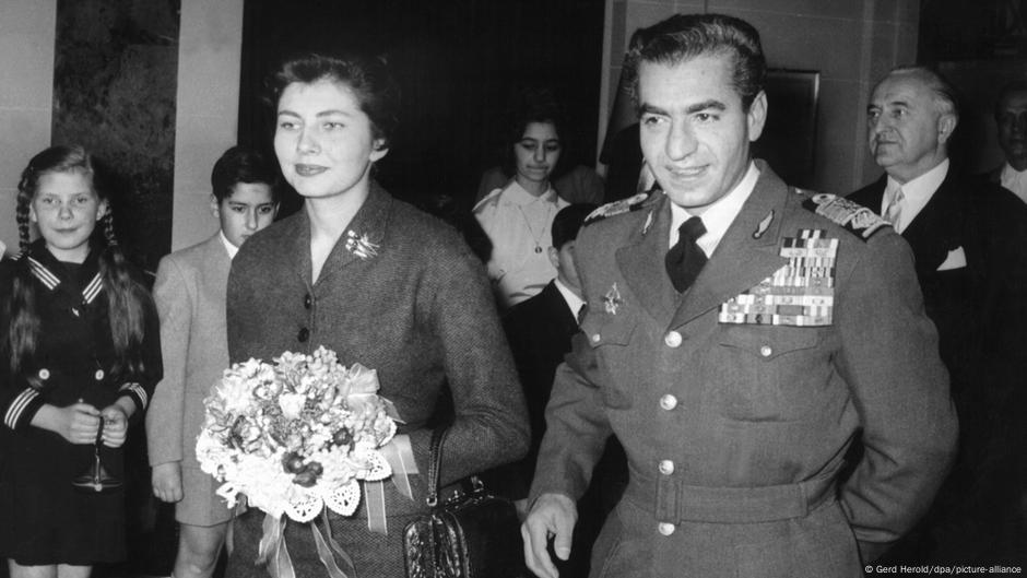 Iranski šah Mohamed Reza Pahlavi sa suprugom Sorajom (fotografija iz 1955.)