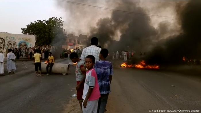 Des Soudanais dans les rues de Khartoum ce lundi 25 octobre 2021