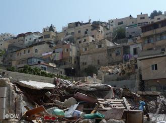 Ruine eines Hauses in Silwan, dass die Stadtverwaltung niederreissen ließ. Im Hintergrund der Stadtteil (Foto: DW/ Daniel Pelz)