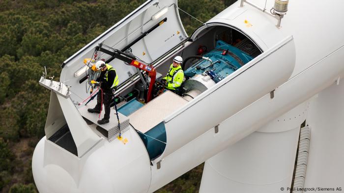 Blick in die Gondel eines Windkraftanlage auf Generator und Getriebe 