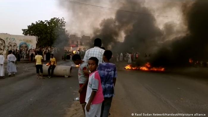 Brennende Straßenblockaden als Ausdruck des Widerstands gegen das Militär des ostafrikanischen Krisenstaates 