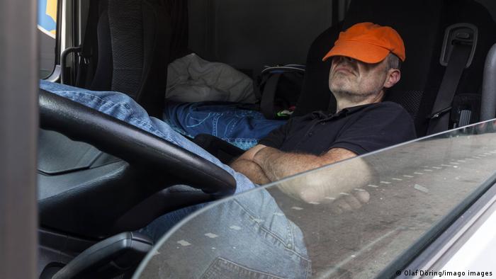 Условията за работа и почивка на шофьорите на камиони не са най-комфортните