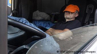 Далекобійник спить у вантажівці 