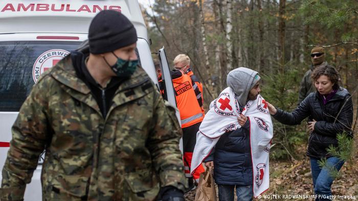 Представители благотворительных организаций оказывают помощь беженцам на польско-белорусской границе