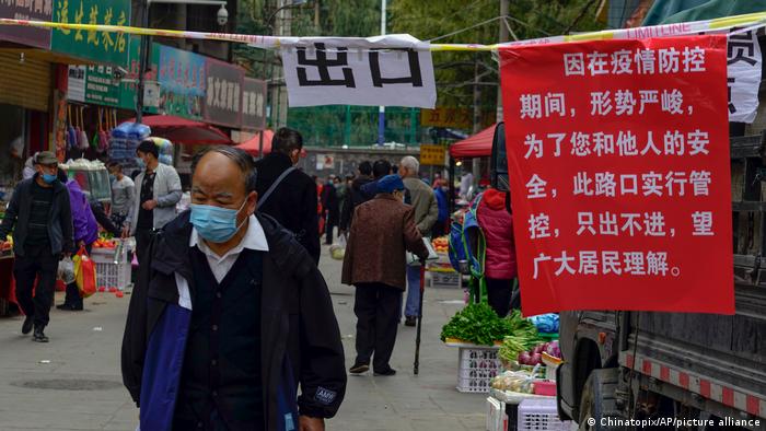 多数政治观察人士怀疑，北京不会允许在自己的国家使用西方疫苗作为加强针，而是宁愿再闭国一两年。